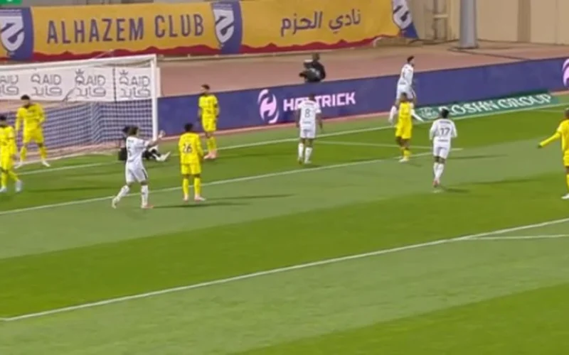 كوكا يقود الحزم لتقدم 2-1 أمام الاتفاق في دوري روشن السعودي